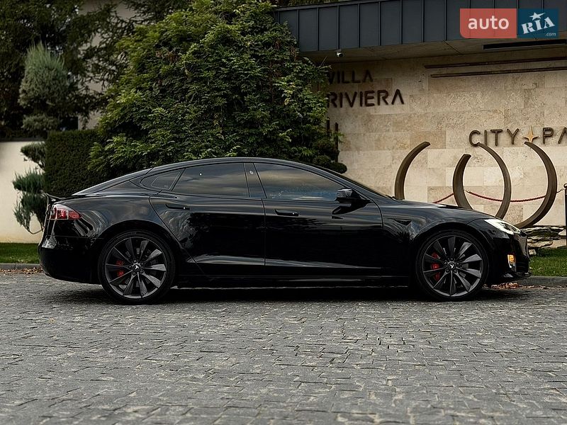 Лифтбек Tesla Model S 2017 в Львове