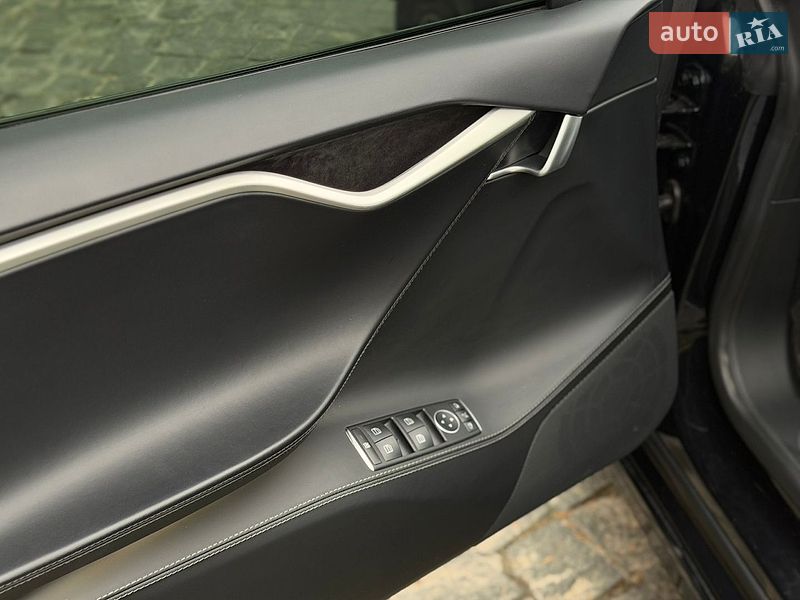 Лифтбек Tesla Model S 2017 в Львове