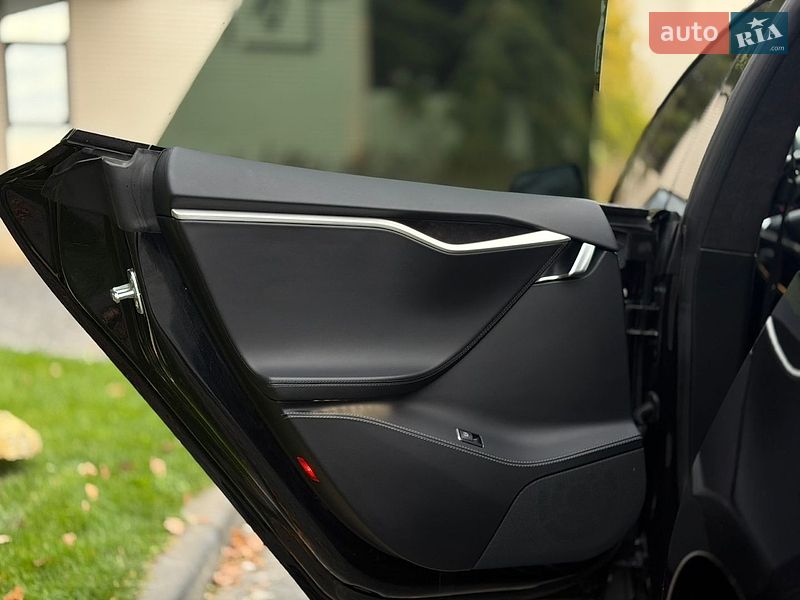 Лифтбек Tesla Model S 2017 в Львове
