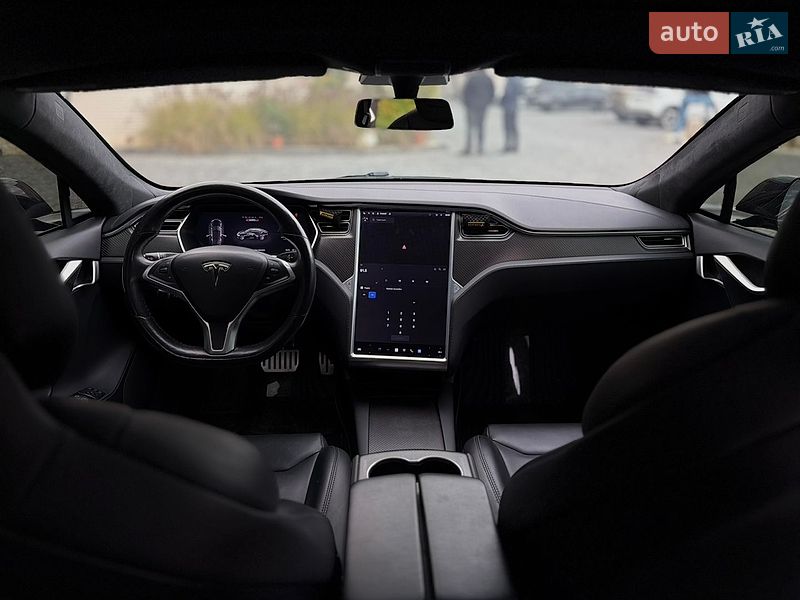 Лифтбек Tesla Model S 2017 в Львове