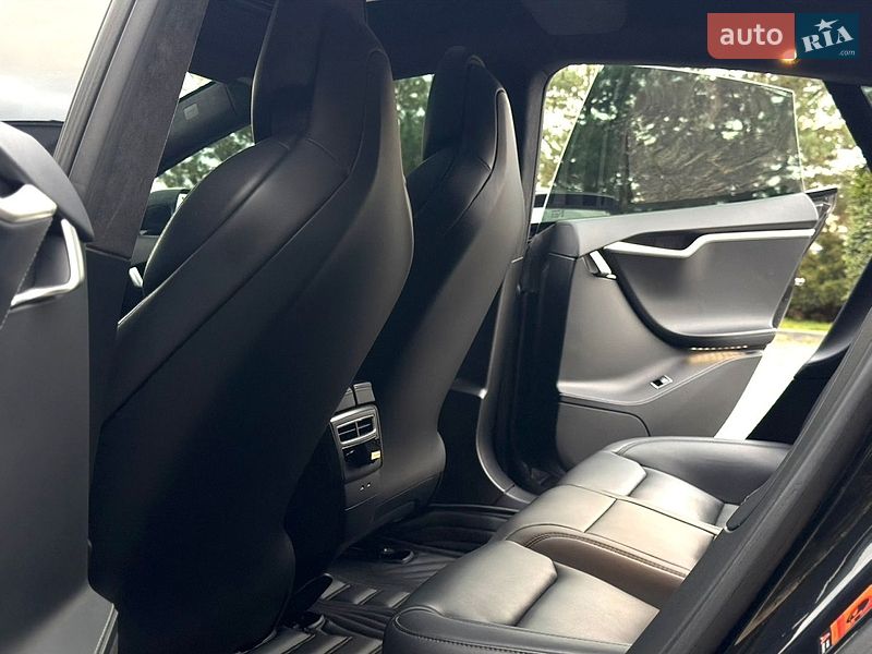 Лифтбек Tesla Model S 2017 в Львове
