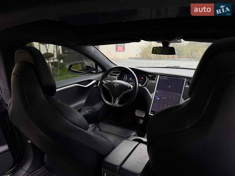 Лифтбек Tesla Model S 2017 в Львове