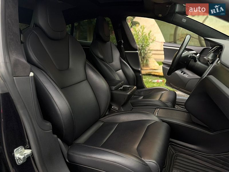 Лифтбек Tesla Model S 2017 в Львове
