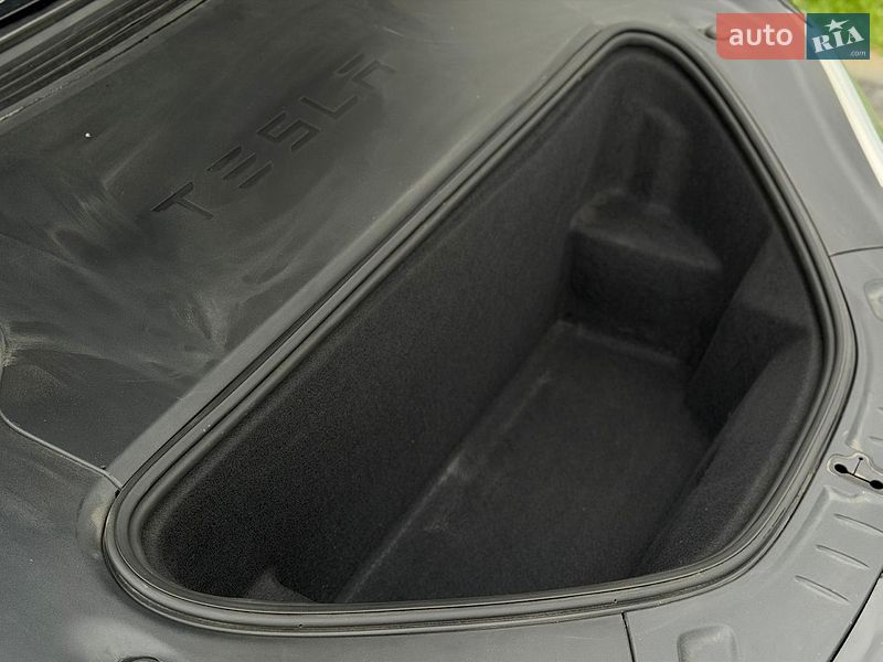 Лифтбек Tesla Model S 2017 в Львове