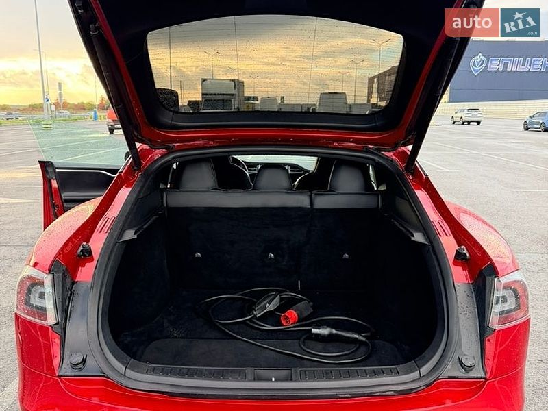 Лифтбек Tesla Model S 2018 в Львове