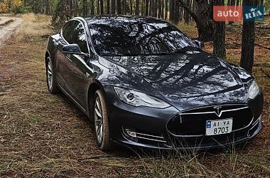 Лифтбек Tesla Model S 2015 в Киеве