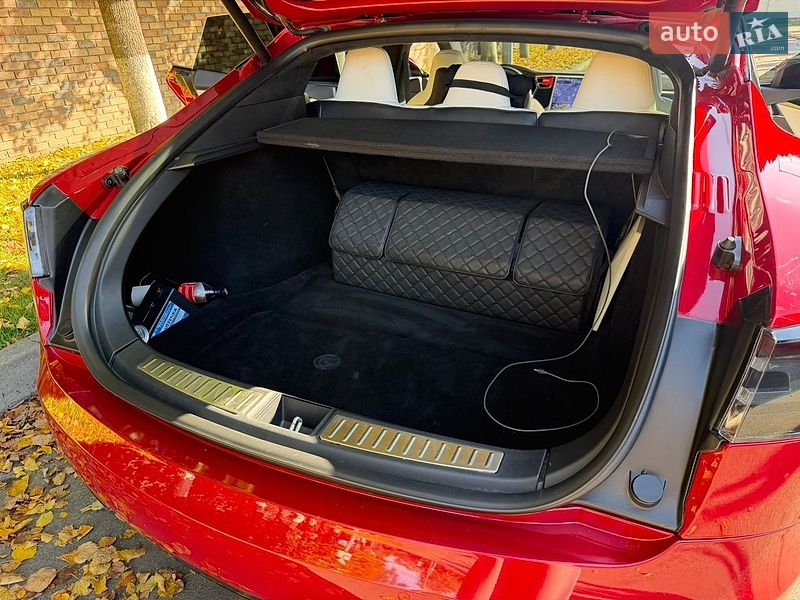 Лифтбек Tesla Model S 2017 в Киеве фото 8 Лифтбек Tesla Model S 2017 в Киеве