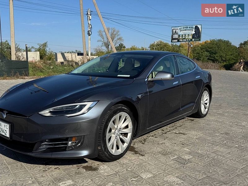 Лифтбек Tesla Model S 2017 в Киеве