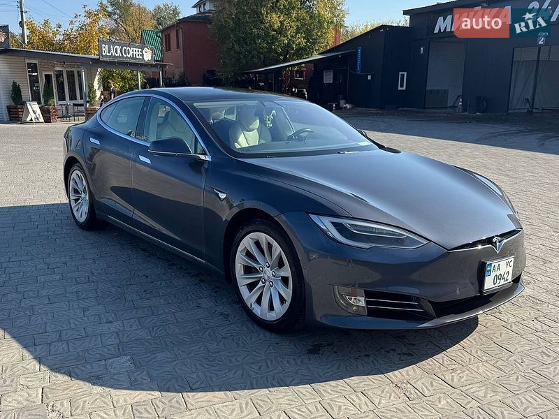 Лифтбек Tesla Model S 2017 в Киеве