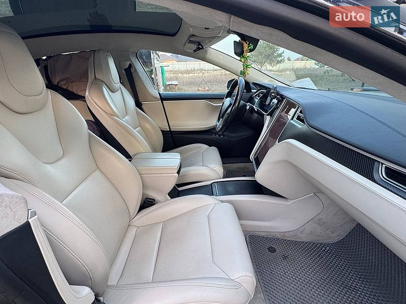 Лифтбек Tesla Model S 2017 в Киеве