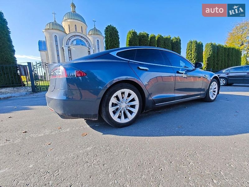 Ліфтбек Tesla Model S 2015 в Львові