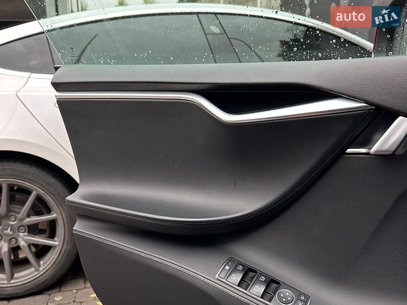 Лифтбек Tesla Model S 2014 в Буче