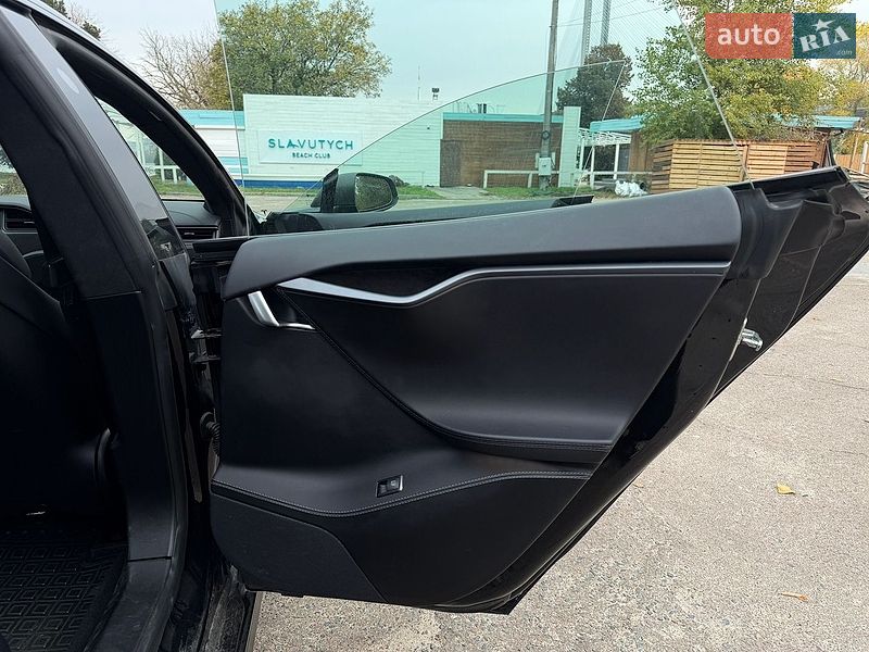 Лифтбек Tesla Model S 2018 в Киеве