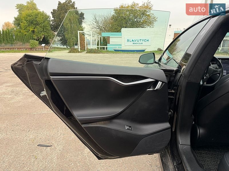 Лифтбек Tesla Model S 2018 в Киеве