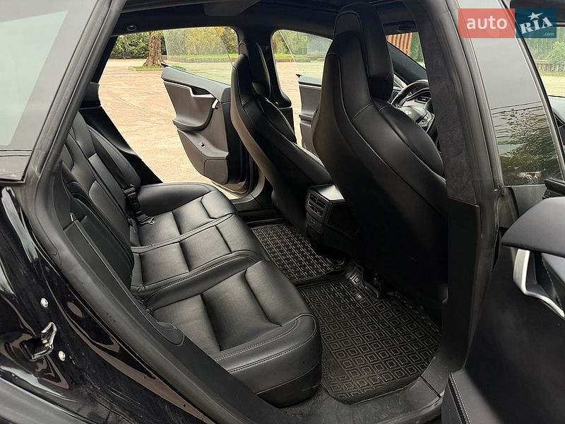 Лифтбек Tesla Model S 2018 в Киеве