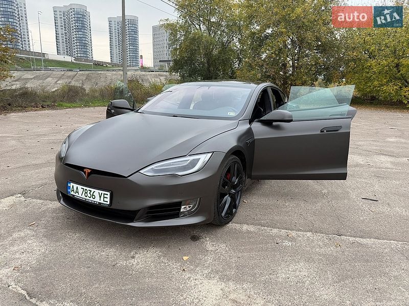 Лифтбек Tesla Model S 2018 в Киеве