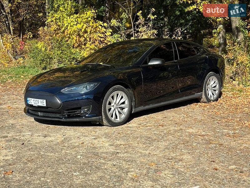 Лифтбек Tesla Model S 2015 в Львове