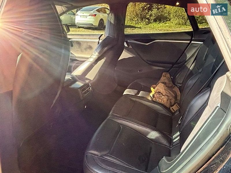 Лифтбек Tesla Model S 2015 в Львове