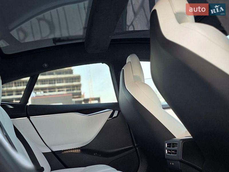 Ліфтбек Tesla Model S 2017 в Львові фото 24 Ліфтбек Tesla Model S 2017 в Львові