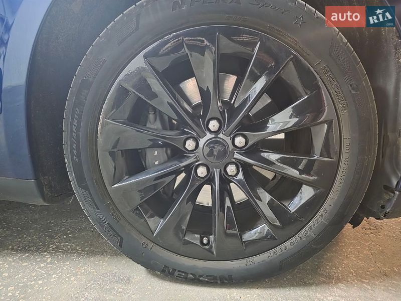 Лифтбек Tesla Model S 2016 в Киеве