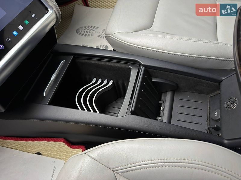 Ліфтбек Tesla Model S 2016 в Львові