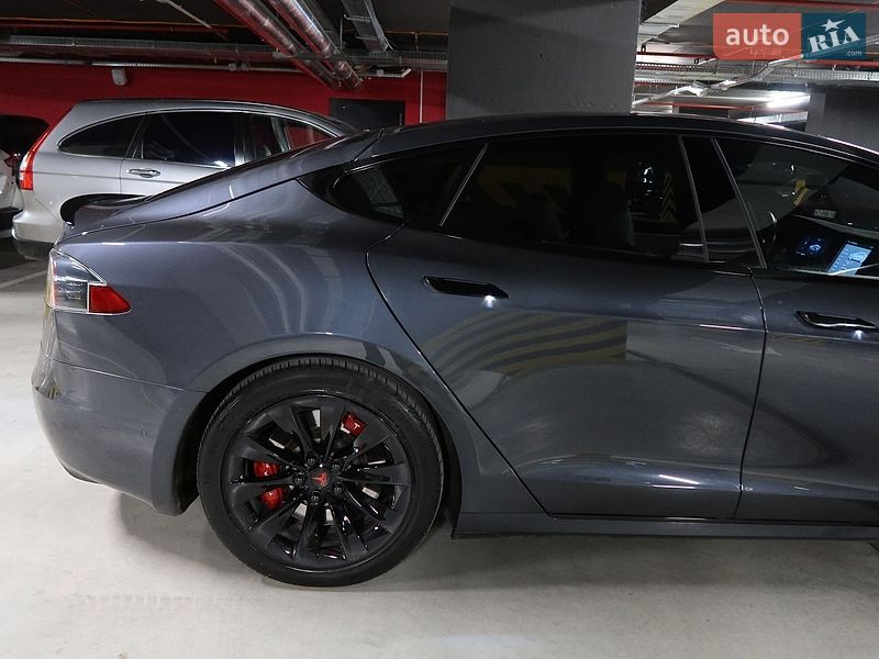 Лифтбек Tesla Model S 2016 в Ивано-Франковске
