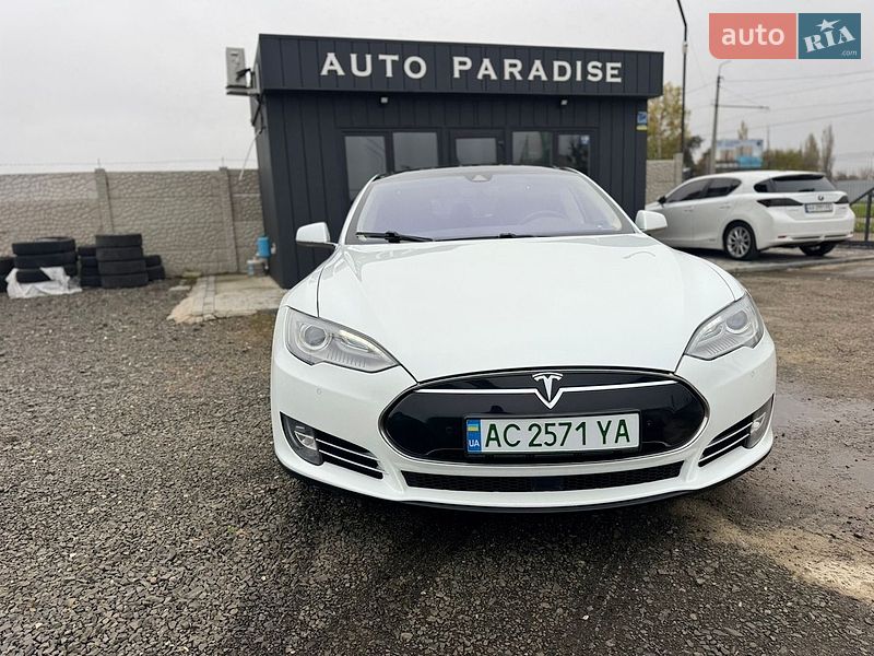 Лифтбек Tesla Model S 2015 в Луцке