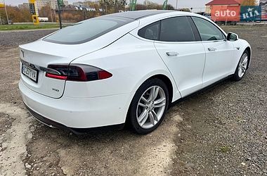 Лифтбек Tesla Model S 2015 в Луцке
