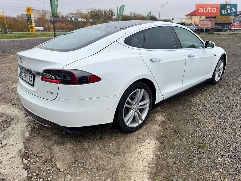 Лифтбек Tesla Model S 2015 в Луцке