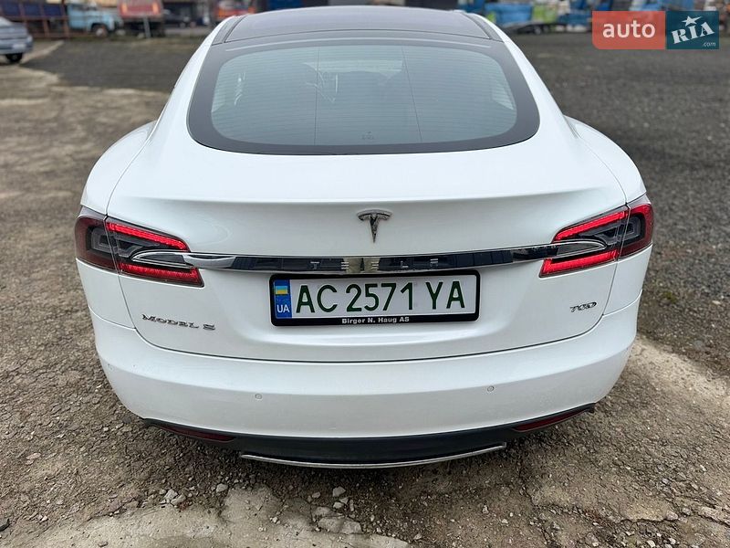 Лифтбек Tesla Model S 2015 в Луцке