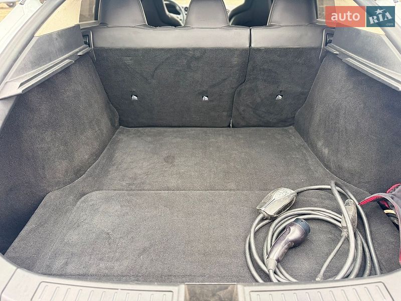 Лифтбек Tesla Model S 2015 в Луцке
