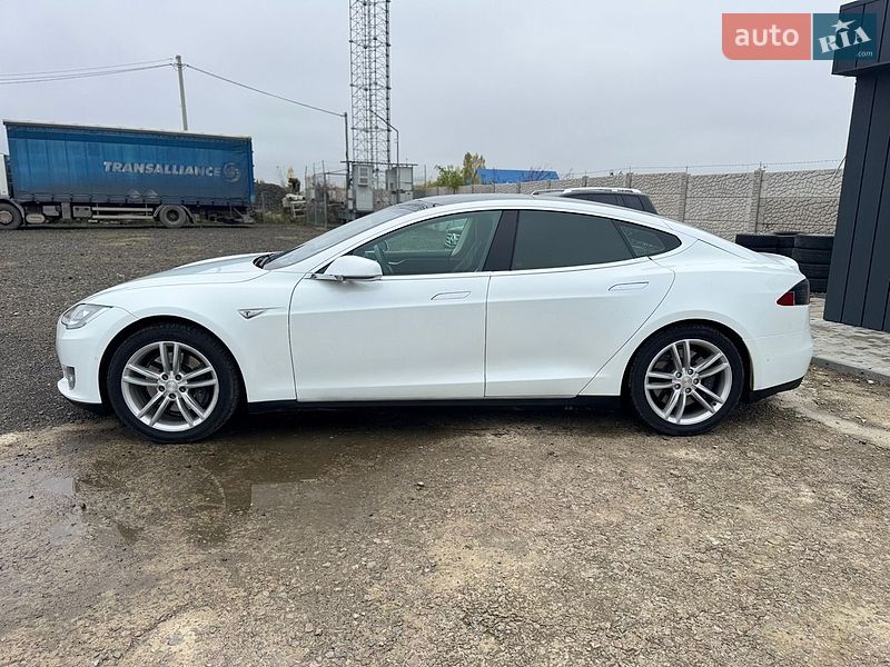 Лифтбек Tesla Model S 2015 в Луцке