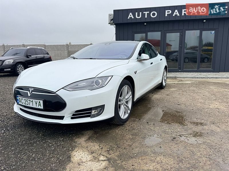 Лифтбек Tesla Model S 2015 в Луцке