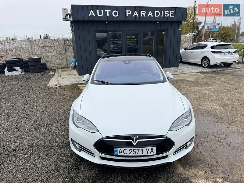 Лифтбек Tesla Model S 2015 в Луцке
