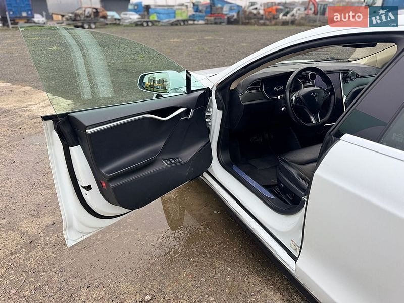 Лифтбек Tesla Model S 2015 в Луцке