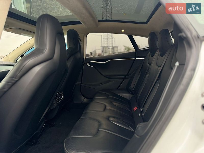 Лифтбек Tesla Model S 2015 в Луцке
