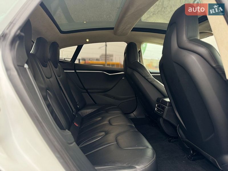 Лифтбек Tesla Model S 2015 в Луцке