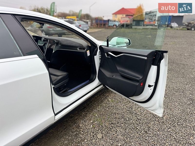 Лифтбек Tesla Model S 2015 в Луцке