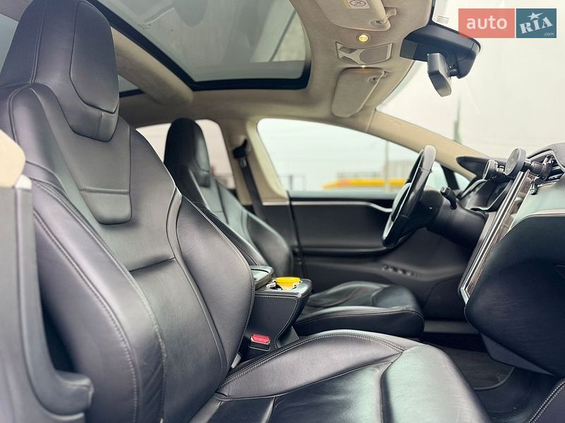 Лифтбек Tesla Model S 2015 в Луцке