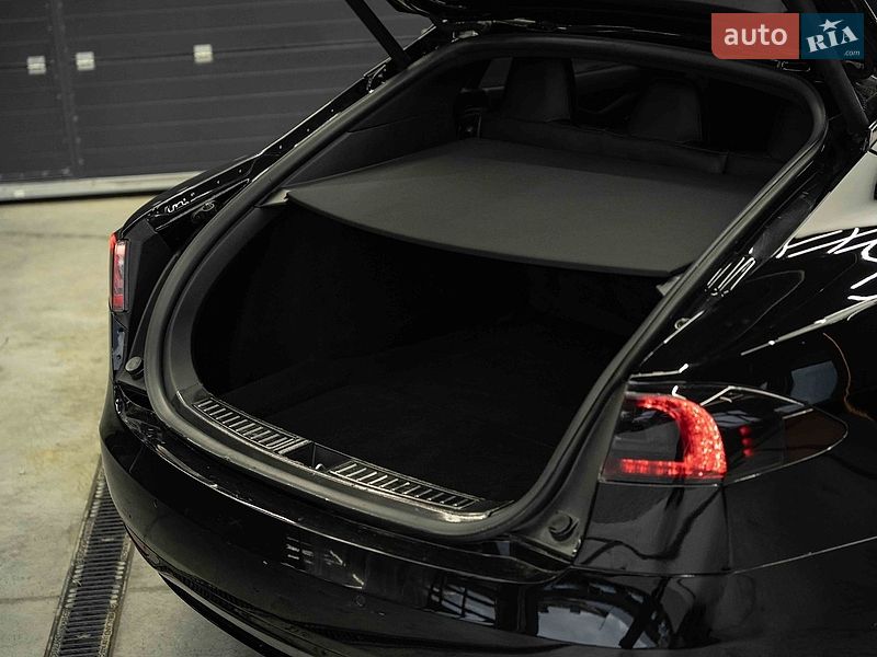 Лифтбек Tesla Model S 2018 в Черновцах