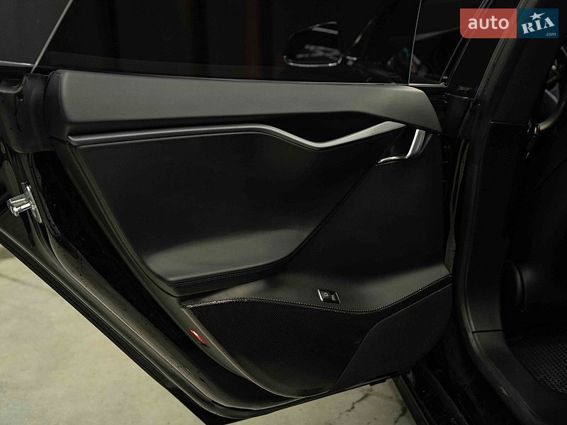 Лифтбек Tesla Model S 2018 в Черновцах