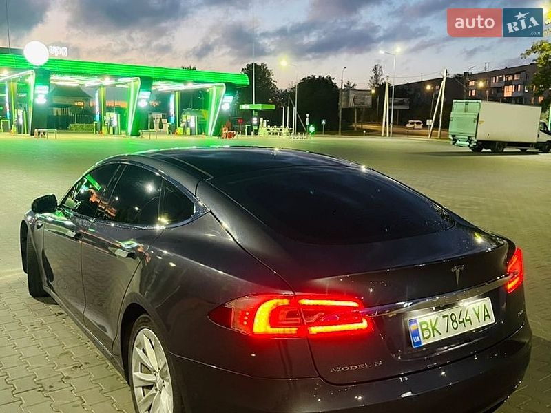 Ліфтбек Tesla Model S 2016 в Луцьку