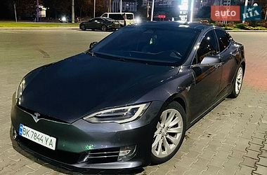 Лифтбек Tesla Model S 2016 в Луцке