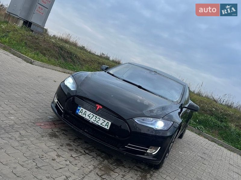 Лифтбек Tesla Model S 2015 в Луцке