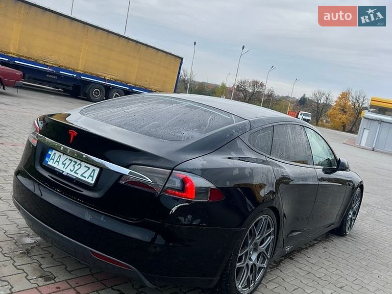 Лифтбек Tesla Model S 2015 в Луцке