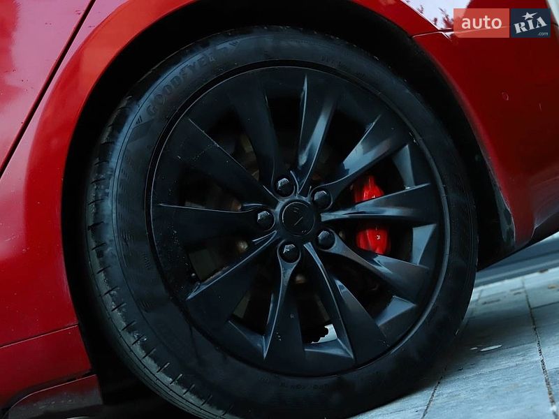 Ліфтбек Tesla Model S 2017 в Трускавці