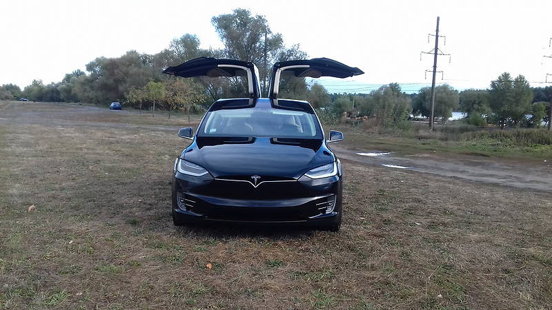 Tesla Model X 2016 года