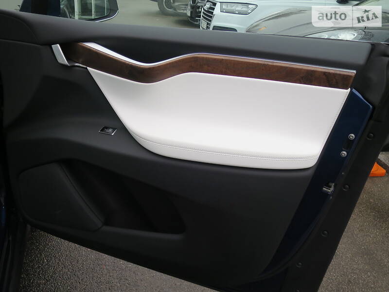 Позашляховик / Кросовер Tesla Model X 2016 в Києві
