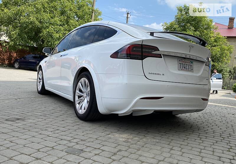 Хэтчбек Tesla Model X 2016 в Сторожинце