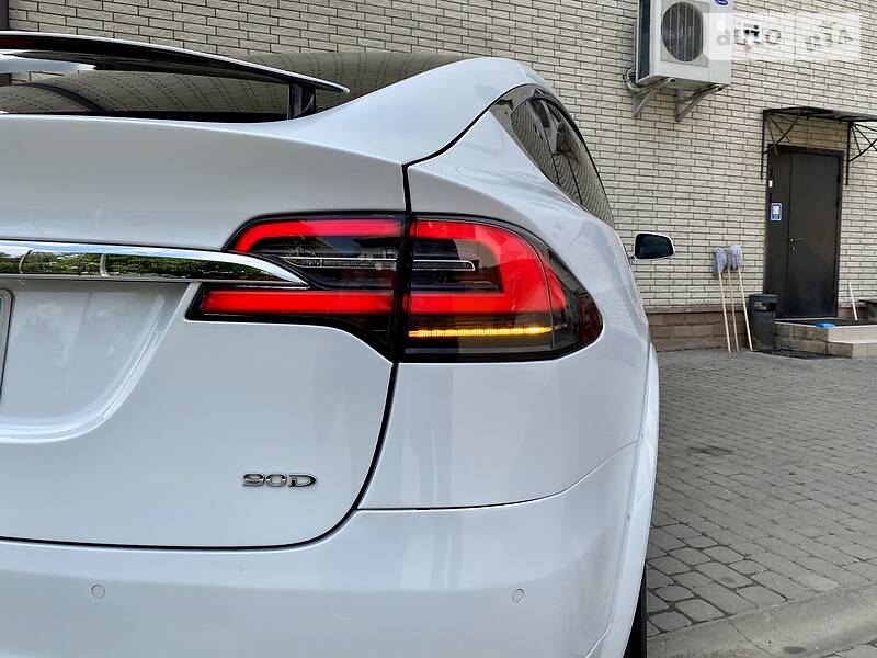 Хэтчбек Tesla Model X 2016 в Сторожинце